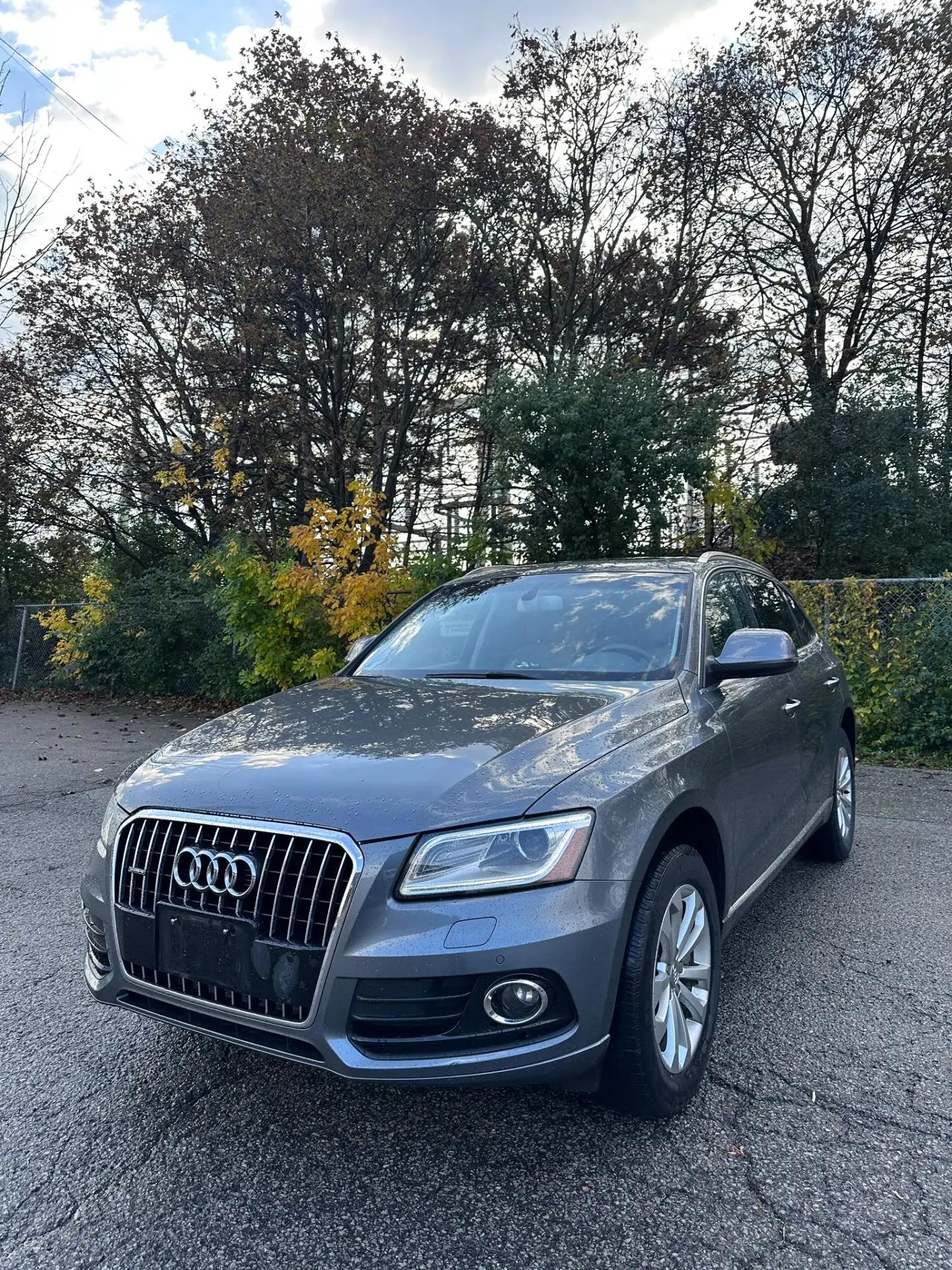 2015 Audi Q5 Technik, front three quarter view