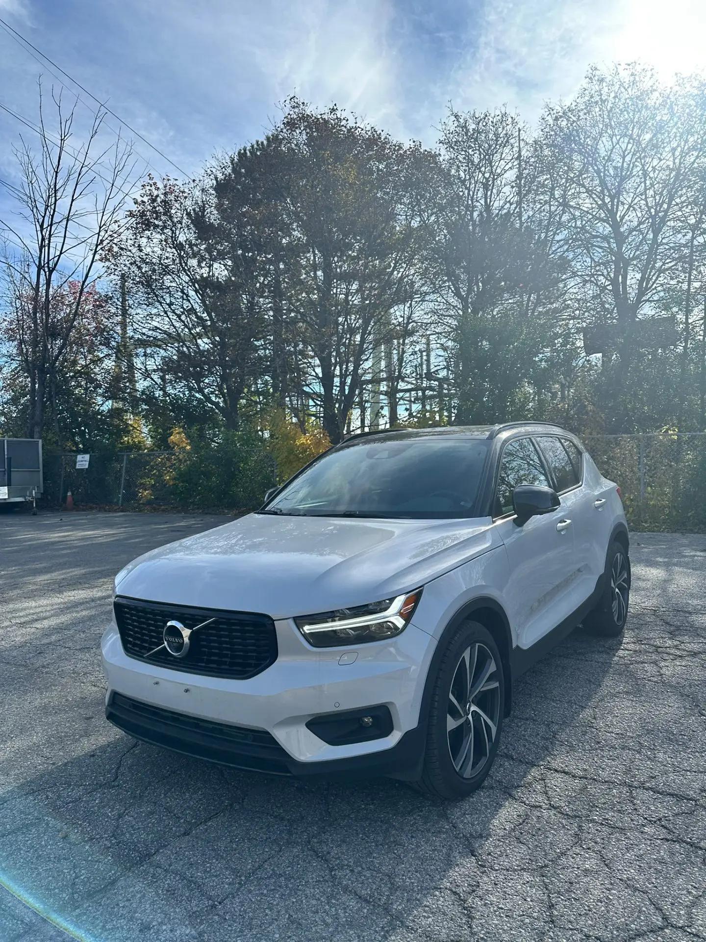 2022 Volvo XC40 R-Design, front three quarter view