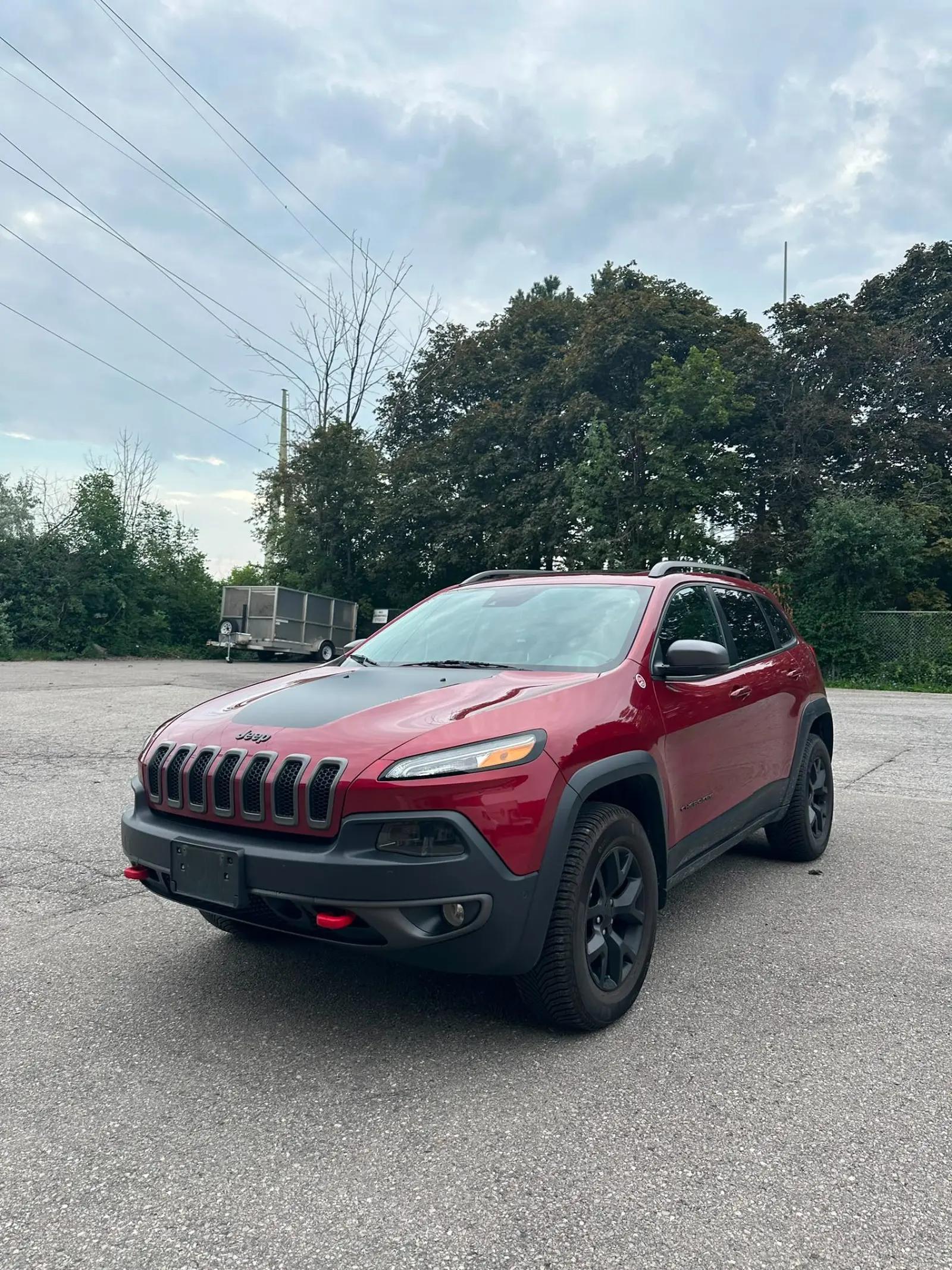 2016 Jeep Cherokee Trailhawk, front three quarter view