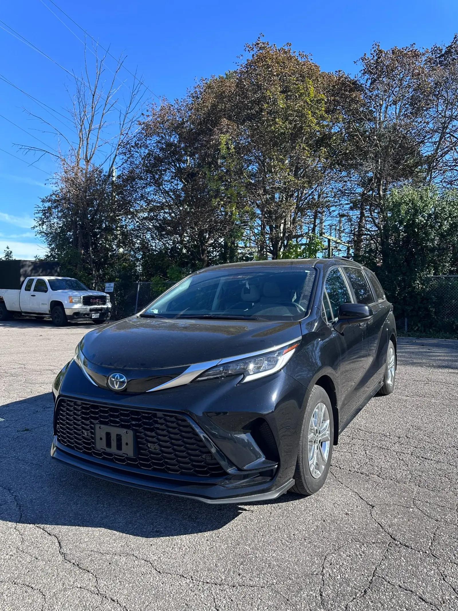 2022 Toyota Sienna XSE, front three quarter view
