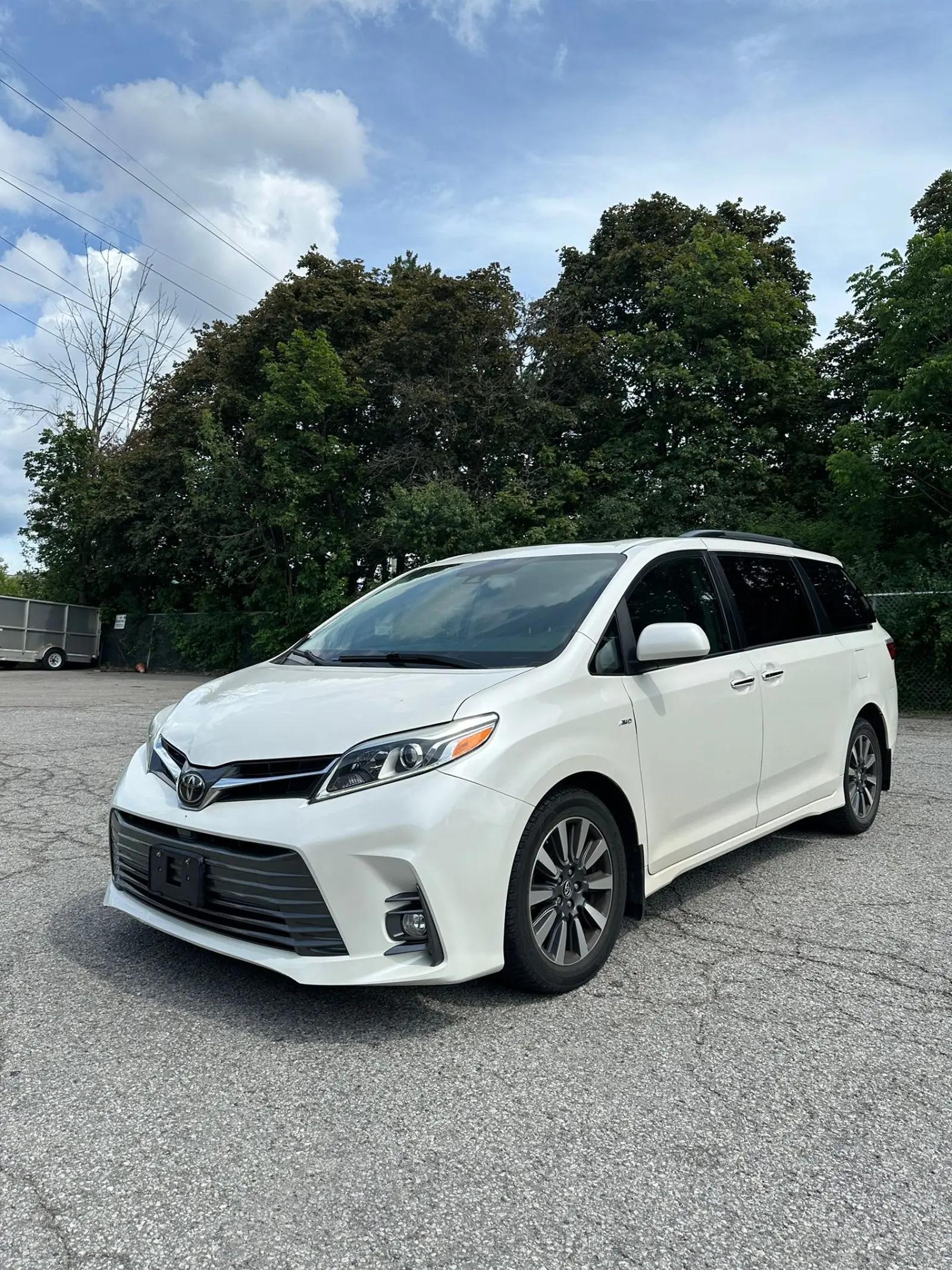 2018 Toyota Sienna XLE, front three quarter view