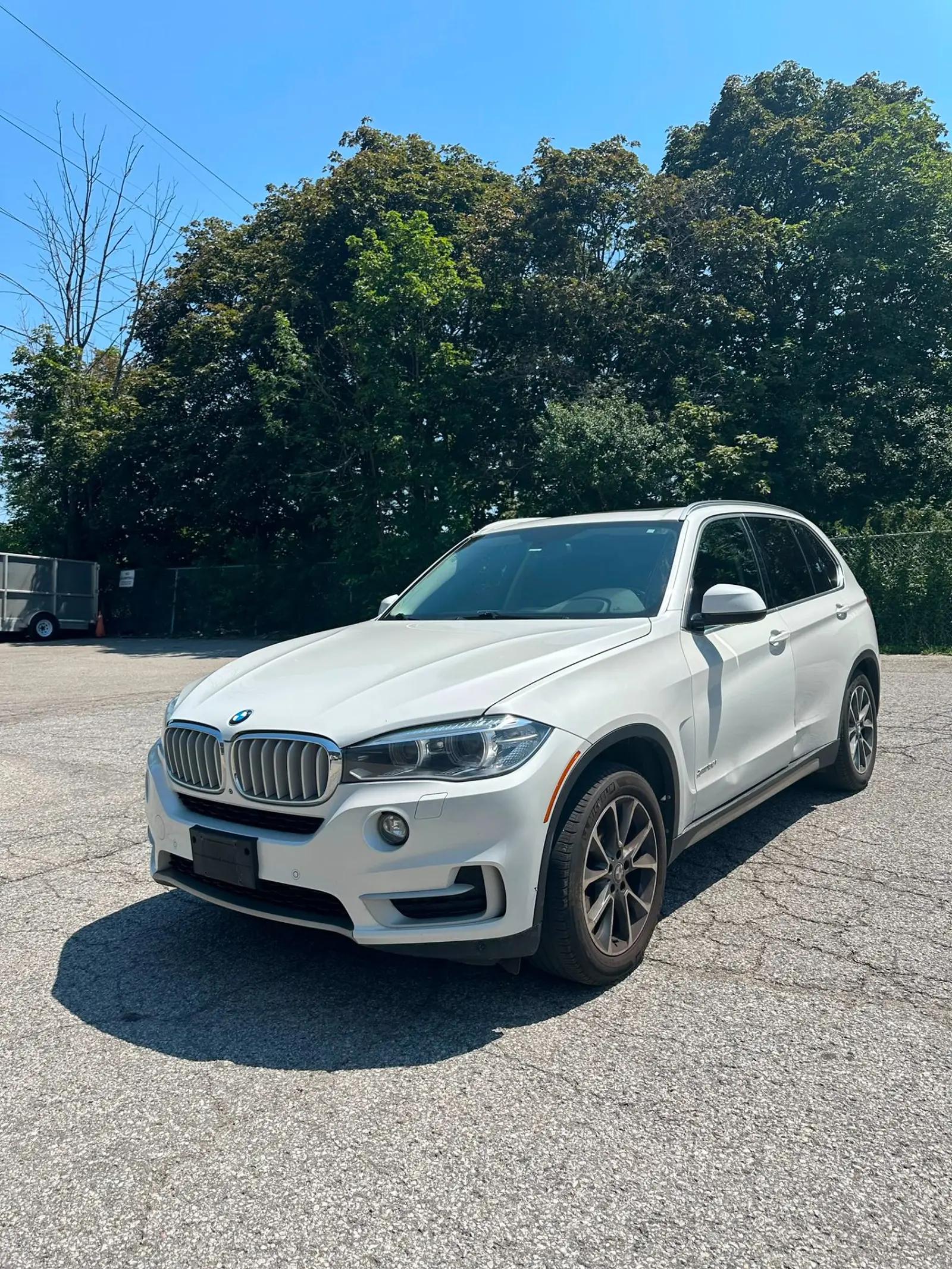 2014 BMW X5 xDrive35i, front three quarter view