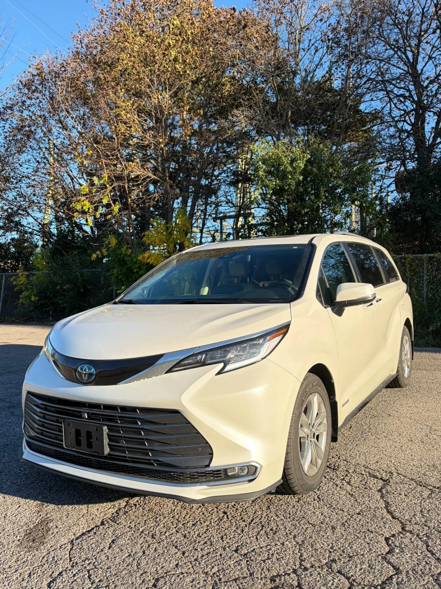 2021 Toyota Sienna Limited, front three quarter view