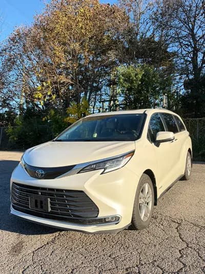non-smoker 2021 Toyota Sienna Limited in White with Beige interior, front three quarter view