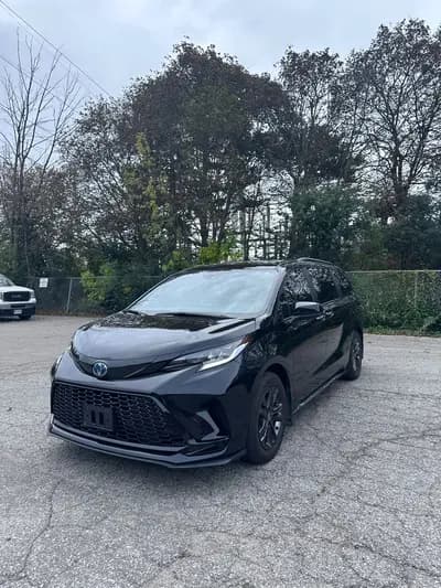 Clean Carfax, non-smoker 2025 Toyota Sienna XSE in Black with Black interior, front three quarter view
